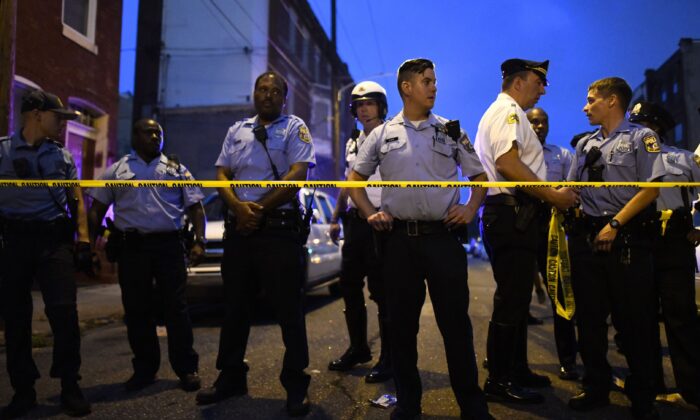 Oficiales de policía responden a un tiroteo en Filadelfia el 14 de agosto de 2019. Al menos seis agentes de policía resultaron heridos en un enfrentamiento de una hora con un pistolero. (Mark Makela/Getty Images)
