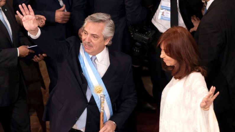 O novo presidente da Argentina, Alberto Fernández, e a nova vice-presidente, Cristina Fernández, cumprimentam após a cerimônia de posse presidencial na terça-feira, em Buenos Aires (EFE / Matias G Napoli)