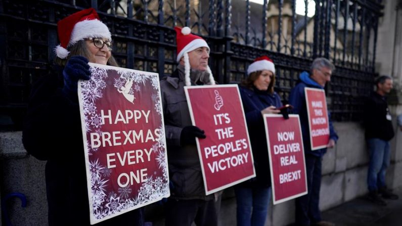 Manifestantes pró-Brexit protestam em frente às Casas do Parlamento, no centro de Londres, na Grã-Bretanha, em 18 de dezembro de 2019. É relatado que o primeiro-ministro britânico Boris Johnson deve solicitar uma votação no Projeto de Lei de Retirada da UE em 20 de dezembro, Reino Unido, Londres (EFE / EPA / OLIVER)
