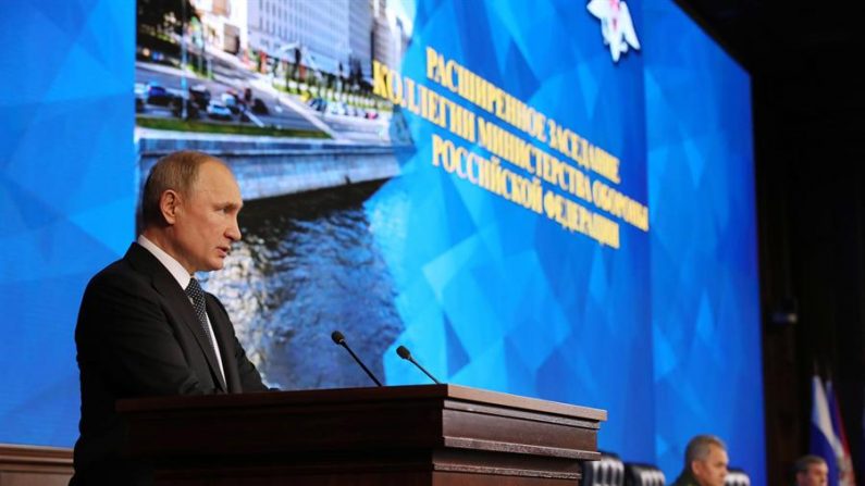 O presidente da Rússia, Vladimir Putin (E), discursa na reunião anual do Conselho do Ministério da Defesa da Rússia no Centro de Controle de Defesa Nacional em Moscou, Rússia, 24 de dezembro de 2019 (EFE / EPA / MICHAEL KLIMENTYEV / SPUTNIK / KREMLIN )
