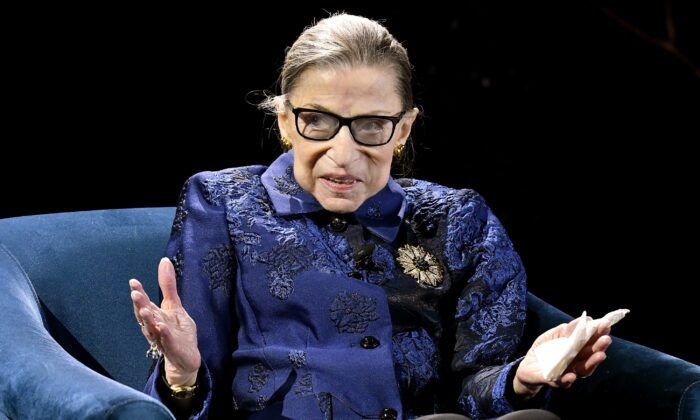 La Jueza Ruth Bader Ginsburg habla en el escenario durante la Cuarta Gala Anual del Premio Berggruen, Nueva York el 16 de diciembre de 2019. (Eugene Gologursky/Getty Images para el Instituto Berggruen)