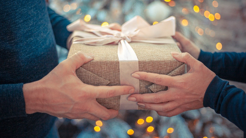 Un regalo que es libre de encontrar a su destinatario perfecto, por muchos intentos que pueda tomar, es un regalo que ha cumplido su propósito. (Bob_Dmyt / Pixabay) 