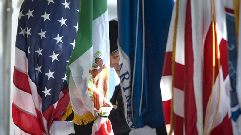 Un miembro de la guardia de honor de la Oficina de Aduanas y Protección Fronteriza (CBP) ajusta las banderas de México y de Estados Unidos, durante la ceremonia de finalización de la expansión y remodelación de la garita de San Ysidro este martes en San Diego, California. Autoridades de Estados Unidos y México inauguraron este martes la última fase de una remodelación del cruce fronterizo de San Ysidro, el de mayor tránsito del hemisferio occidental, que facilitará el cruce de millones de personas al año entre San Diego (California) y Tijuana (México). EFE/David Maung