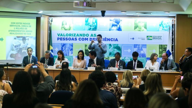A primeira-dama Michelle Bolsonaro e o ministro da Saúde, Luiz Henrique Mandetta, durante anuncio no Dia Internacional da Pessoa com Deficiência (José Cruz/Agência Brasil)