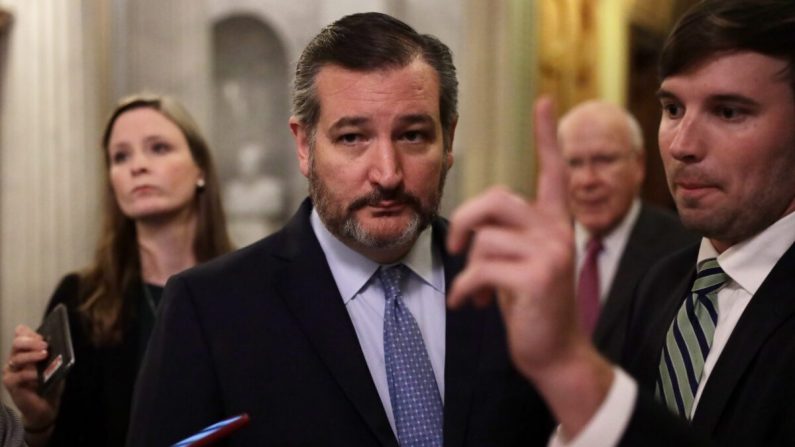 El senador Ted Cruz ( R-Texas) se va después de una votación en el Capitolio de los EE.UU. en Washington el 2 de diciembre de 2019. (Alex Wong/Getty Images)