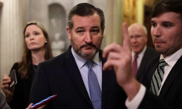 El senador Ted Cruz (R-Texas) se va después de una votación en el Capitolio de Estados Unidos en Washington el 2 de diciembre de 2019. (Alex Wong/Getty Images)