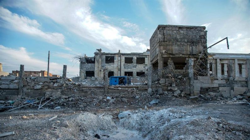 Vista de um prédio desabado após ataques aéreos em Idlib, Síria (EFE / Yahya Nemah / Arquivo)