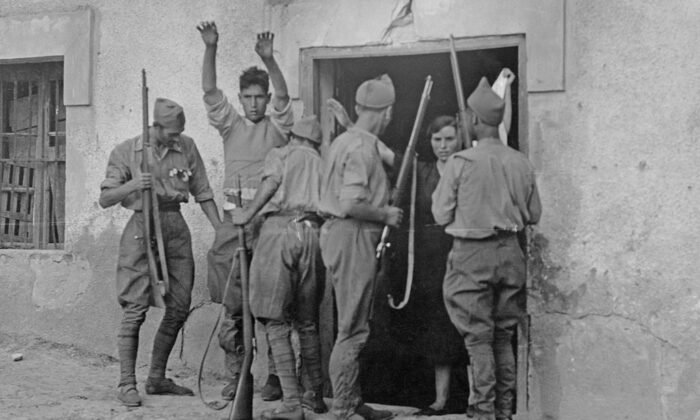 Tropas del bando nacional revisan a un campesino y a su esposa después de la captura del pueblo vasco de Irún durante la Guerra Civil Española, el 6 de septiembre de 1936. (Keystone/Hulton's Archive/Getty Images)