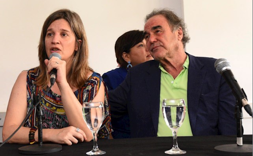 Fotografía cedida por la Universidad Metropolitana para la Educación y el Trabajo (UMET). que muestra al director estadounidense Oliver Stone (d) y  la rectora de la UMET, Cecilia Cross en un acto el 11 de diciembre en Buenos Aires. (EFE/ UMET)