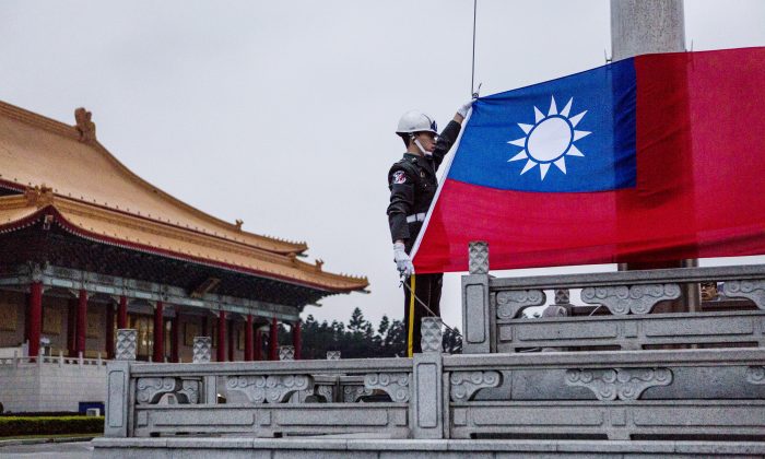 Los guardias de honor se preparan para izar la bandera de Taiwán en la plaza del Memorial Hall de Chiang Kai-shek antes de las elecciones presidenciales taiwanesas en Taipei, Taiwán, el 14 de enero de 2016. (Ulet Ifansasti / Getty Images)