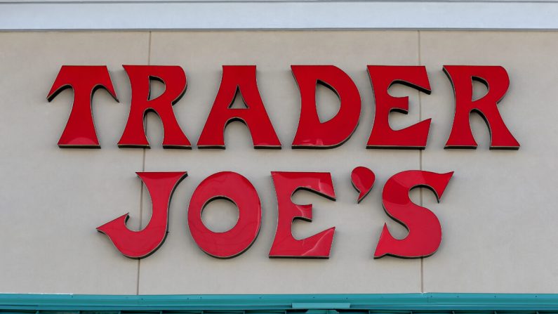 El cartel de Trader Joe se ve en una tienda de Florida. (Joe Raedle/Getty Images)