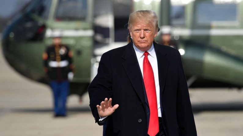 El presidente Donald Trump se dirige a abordar el Air Force One antes de salir de la base de la Fuerza Aérea Andrews en Maryland el 20 de noviembre de 2019. (Mandel Ngan/AFP vía Getty Images)