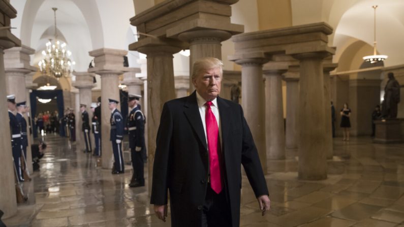 Donald Trump se dirige a su ceremonia de juramento en el Frente Oeste del Capitolio de Estados Unidos el 20 de enero de 2017. (Scott Applewhite - Pool/Getty Images)