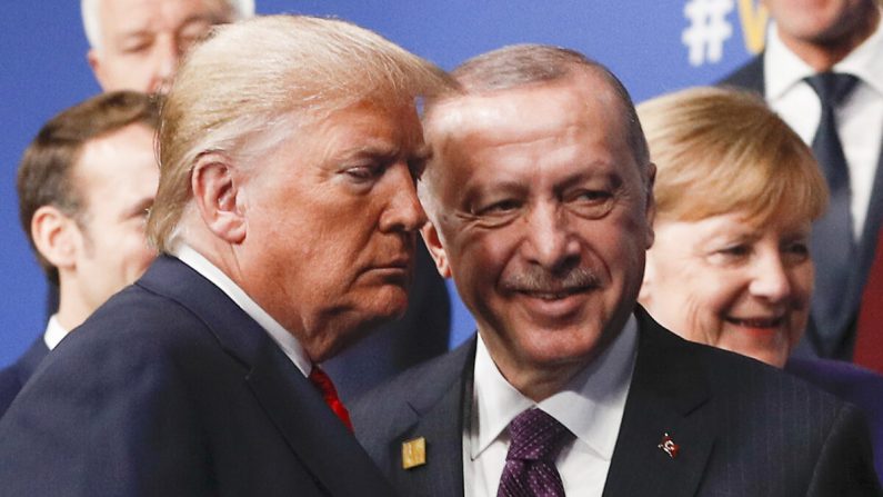 El presidente Donald Trump (izda.) y el presidente turco Recep Tayyip Erdogan abandonan el podio después de la foto de familia para dirigirse a la sesión plenaria de la cumbre de la OTAN en el hotel Grove en Watford, al noreste de Londres, el 4 de diciembre de 2019. (Peter Nicholls/POOL/AFP vía Getty Images)
