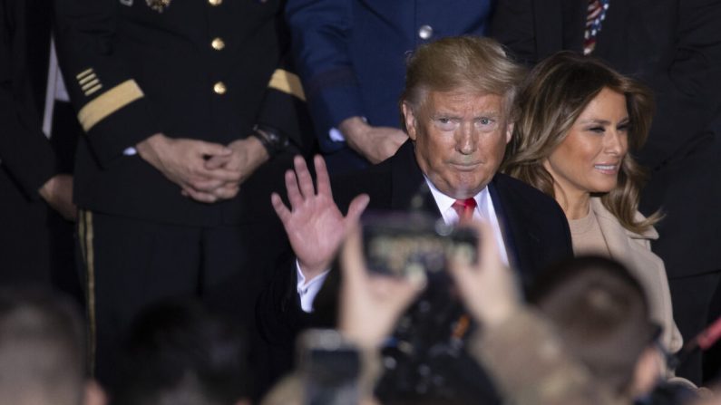 El presidente Donald Trump y la primera dama Melania Trump saludan a las tropas en la ceremonia de firma de S.1709, la Ley de Autorización de Defensa Nacional para el año fiscal 2020 en la Base Conjunta Andrews, Maryland, el 20 de diciembre de 2019. (Tasos Katopodis/Getty Images)
