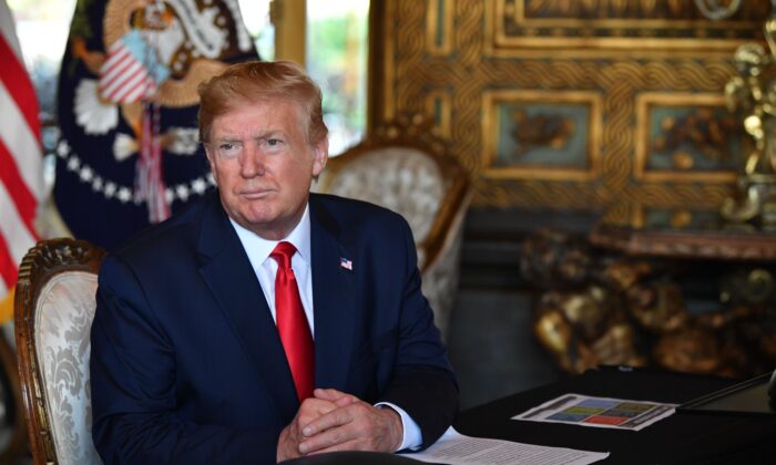 El presidente Donald Trump responde a las preguntas de los reporteros después de hacer una videollamada a las tropas estacionadas en todo el mundo desde la finca Mar-a-Lago en Palm Beach, Florida, el 24 de diciembre de 2019. (Nicholas Kamm/AFP vía Getty Images)