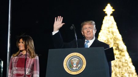 Presidente Trump y Primera Dama iluminan Árbol Nacional de Navidad como parte de tradición navideña