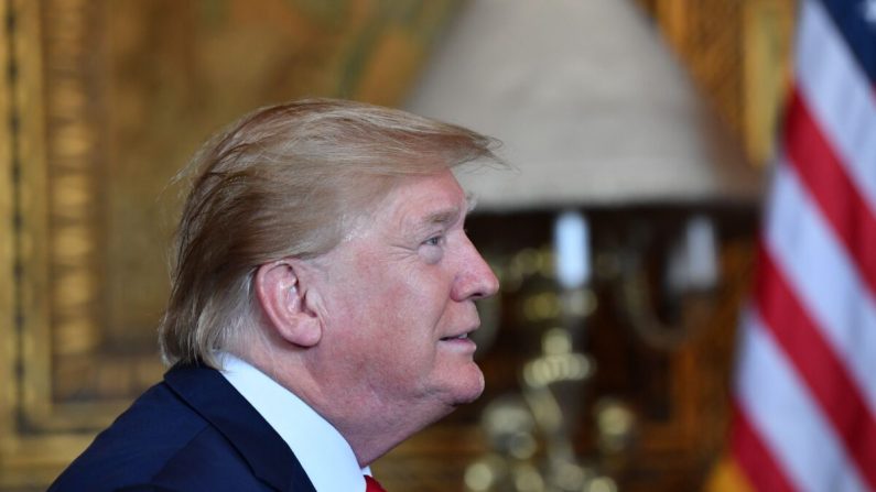 El presidente Donald Trump hace una videollamada a las tropas estacionadas en todo el mundo a las tropas estacionadas en todo el mundo en la finca Mar-a-Lago en Palm Beach, Florida, el 24 de diciembre de 2019. (Nicholas Kamm/AFP a través de Getty Images)