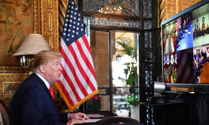 El presidente Donald Trump hace una videollamada a las tropas desplegadas en todo el mundo en su propiedad Mar-a-Lago en Palm Beach, Florida, el 24 de diciembre de 2019. (Nicholas Kamm/AFP vía Getty Images)