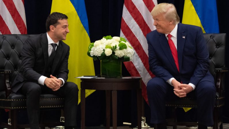 El presidente de Estados Unidos Donald Trump y el presidente ucraniano Volodymyr Zelensky
O presidente Donald Trump e o presidente ucraniano Volodymyr Zelensky falam durante uma reunião em Nova York em 25 de setembro de 2019. (Saul Loeb / AFP via Getty Images)