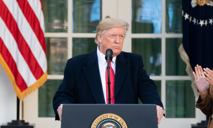 El presidente Donald Trump aborda comentarios antes de indultar al pavo "Mantequilla", en el Jardín de las Rosas de la Casa Blanca el 26 de noviembre de 2019. (Andrea Hanks / Casa Blanca)