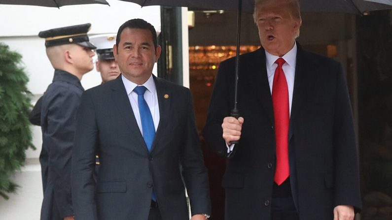 El presidente Donald Trump le da la bienvenida al presidente guatemalteco Jimmy Morales en el pórtico sur de la Casa Blanca en Washington el 17 de diciembre de 2019. (Alex Wong/Getty Images)