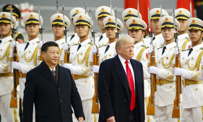 El presidente de Estados Unidos, Donald Trump, pasa revista a la guardia de honor junto al líder chino Xi Jinping en Beijing, el 9 de noviembre de 2017. (Thomas Peter-Pool/Getty Images)
