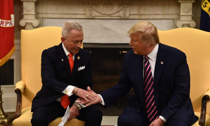 El representante Jeff Van Drew (izquierda) se reúne con el presidente Donald Trump (derecha) en el Despacho Oval de la Casa Blanca en Washington, el 19 de diciembre de 2019. (Brendan Smialowski/AFP vía Getty Images)