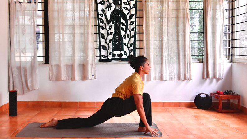 En esta foto tomada el 28 de octubre de 2019, la bailarina de breakdance Johanna Rodrigues hace yoga en su residencia en Bangalore.  (MANJUNATH KIRAN/AFP a través de Getty Images) 