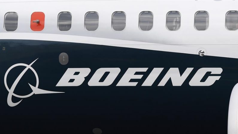Fotografía de archivo realizada el 16 de julio de 2018 que muestra el logotipo de Boeing durante la feria de aviación Franborough en Reino Unido. (EFE/ Andy Rain/Archivo)