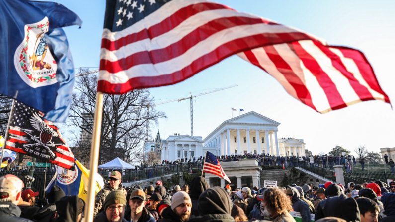 Los defensores de los derechos de las armas participan en un mitin en Richmond, Virginia, el 20 de enero de 2020. (Samira Bouaou/The Epoch Times)