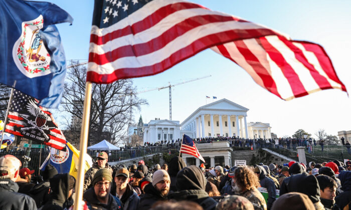 Defensores de los derechos del uso de armas participan en una manifestación en Richmond, Virginia, el 20 de enero de 2020. (Samira Bouaou/The Epoch Times)