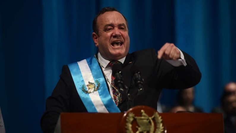 En la imagen presidente de Guatemala, Alejandro Giammattei, da un discurso después de ser investido el 14 de enero de 2020 en el teatro nacional de Guatemala. EFE/EDWIN BERCIAN