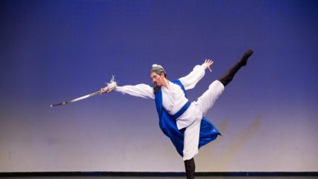 Monty Mou, primer bailarín de Shen Yun, habla sobre el poder expresivo de la danza clásica china