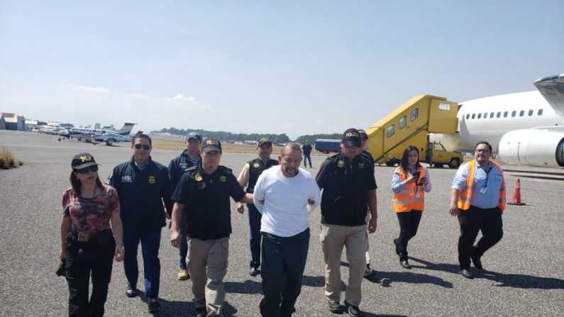 Momento de la entrega de Francisco Cuxum Alvarado por parte ICE a las autoridades guatemaltecas (HSI Guatemala/ICE)