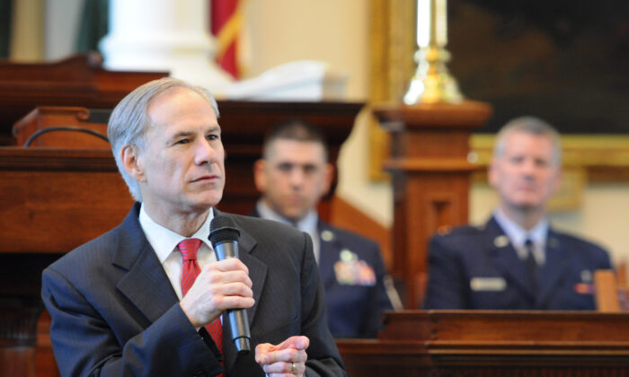 El gobernador de Texas Greg Abbott en una foto de archivo. (Foto de la Guardia Nacional Aérea de los Estados Unidos realizada por el subteniente Phil Fountain)