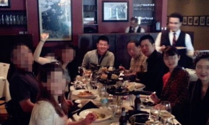 Michael P. Xu (centro) cena con otros descendientes de "familias rojas" de élite del PCCh en un club privado de Estados Unidos. (Proporcionado a The Epoch Times por interviewee）

