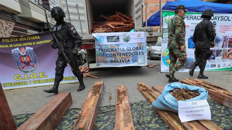 La fuerza antinarcóticos de Bolivia incautó el 10 de enero de 2020 1,5 toneladas de clorhidrato de cocaína que estaban camuflados en pedazos de maderas que tenían como destino Bélgica. EFE/ Martín Alipaz