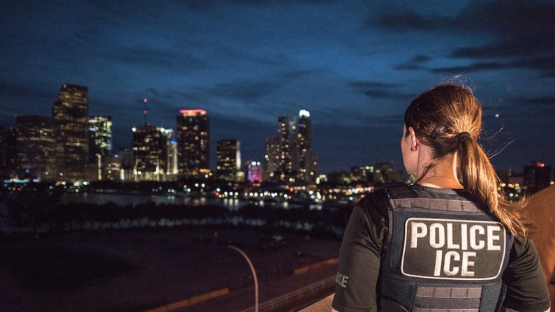 Operaciones de aplicación de la ley y de expulsión del ICE en Miami. (Josh Denmark/DHS/Flickr)