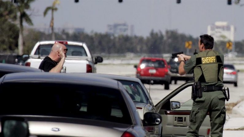 11/01/2020 00:38 (UTC)
Crédito:
EFE
Fuente:
EFE/EPA
Autor:
GARY I ROTHSTEIN
Temática:
Justicia e interior » Fuerzas de seguridad » Detención
Un sospechoso de intentar disparar a otra persona en una gasolinera es detenido por un policía en el oeste de Palm Beach, Florida, el viernes 28 de octubre de 2005. (EFE/Gary I Rothstein/Archivo)