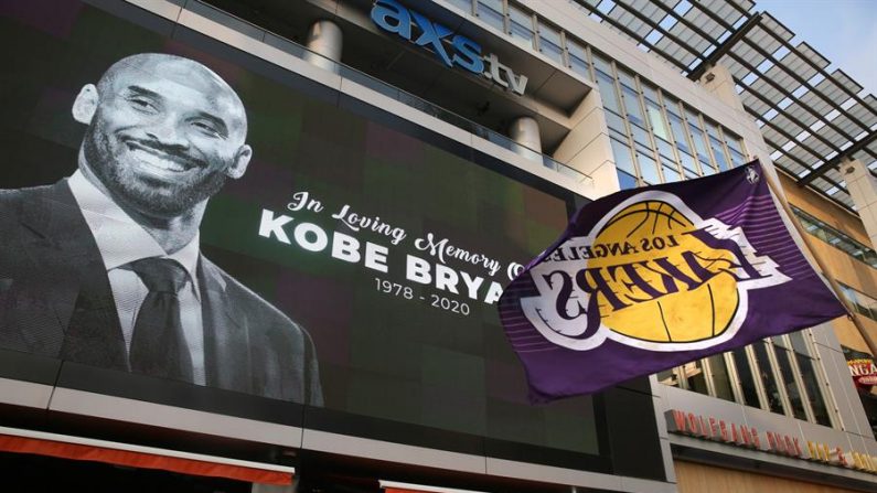 Los fanáticos del difunto guardia de Los Angeles Lakers, Kobe Bryant, se reúnen en el complejo de entretenimiento LA Live al otro lado de la calle del Staples Center, hogar de Los Angeles Lakers, en Los Ángeles, California, EE. UU., 26 de enero de 2020. EFE / EPA / ADAM S DAVIS