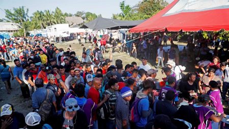 Caravana migrante aguarda en campamentos en la frontera para cruzar a México