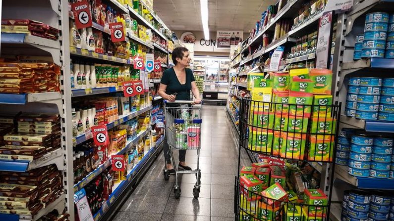 Una mujer realiza compras en un supermercado, el 15 de enero de 2020, en Buenos Aires (Argentina). EFE/ Juan Ignacio Roncoroni