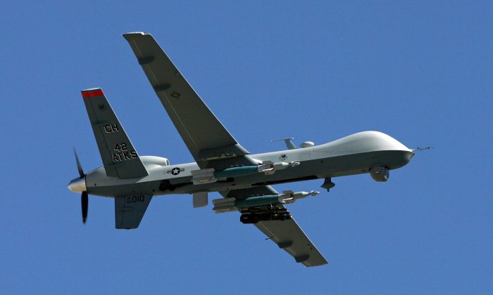 Un avión no tripulado MQ-9 Reaper vuela en la Base Creech de la Fuerza Aérea, en Indian Springs, Nevada, el 8 de agosto de 2007. (Ethan Miller/Getty Images)