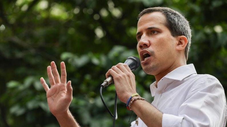 El líder opositor Juan Guaidó habla durante una asamblea de calle con diputados opositores el 11 de enero de 2020 en Montalban, Caracas (Venezuela). EFE/RAYNER PEÑA R.