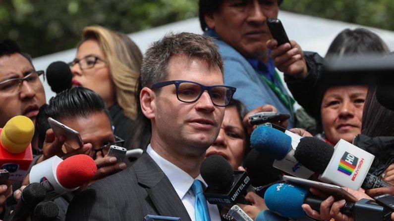 El jefe adjunto de la delegación de la Unión Europea (UE) en La Paz, Jörg Schreiber, habla con la prensa el 7 de enero de 2020, en La Paz (Bolivia). EFE/ Martín Alipaz