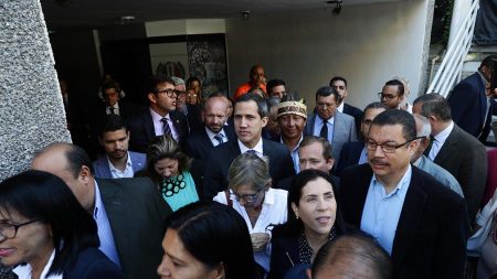 Guaidó y diputados opositores entran por la fuerza en Parlamento venezolano e inician sesión