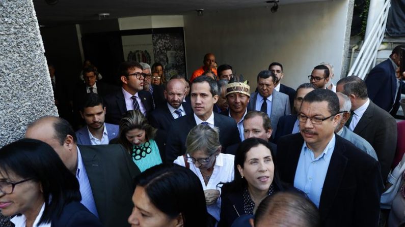 El líder opositor venezolano Juan Guaidó (c) se dirige este martes al Palacio Federal Legislativo en Caracas (Venezuela).  (EFE/ Rayner Peña)