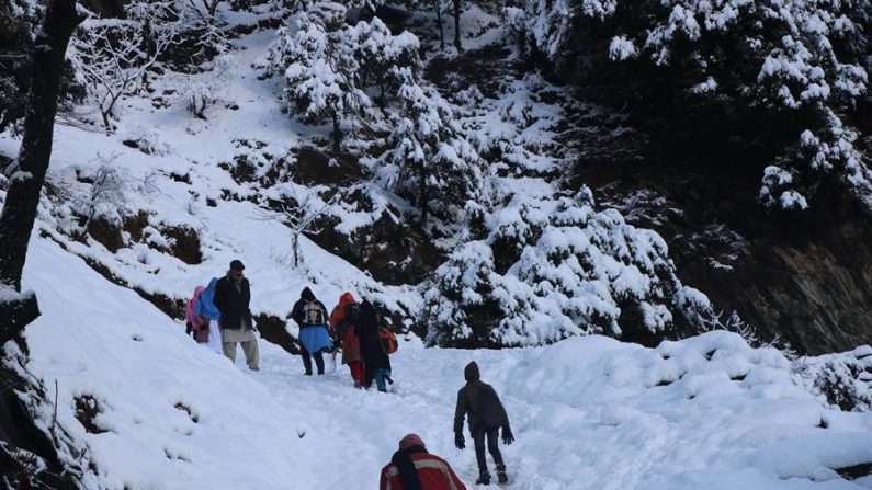 Se informan al menos 50 muertos y 20 desaparecidos por avalanchas en la Cachemira paquistaní el 14 de enero de 2020. (EFE/EPA/AMIRUDDIN MUGHAL)
