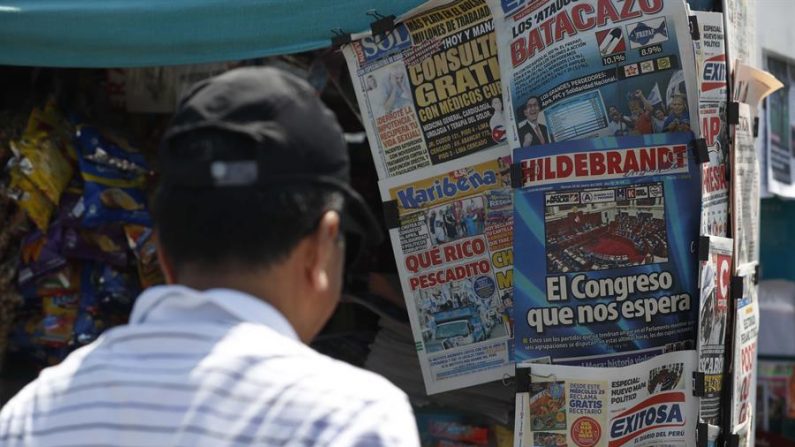 Vista de portadas de periódicos el 27 de enero de 2020, en Lima (Perú). A falta aún de contabilizar al detalle el reparto de los escaños del nuevo Congreso de Perú, la certeza de que esta será una cámara muy atomizada, sin partidos hegemónicos, con extremos muy reducidos y una preponderancia de posiciones moderadas permite alumbrar una rara estabilidad política para el país. EFE/ Paolo Aguilar